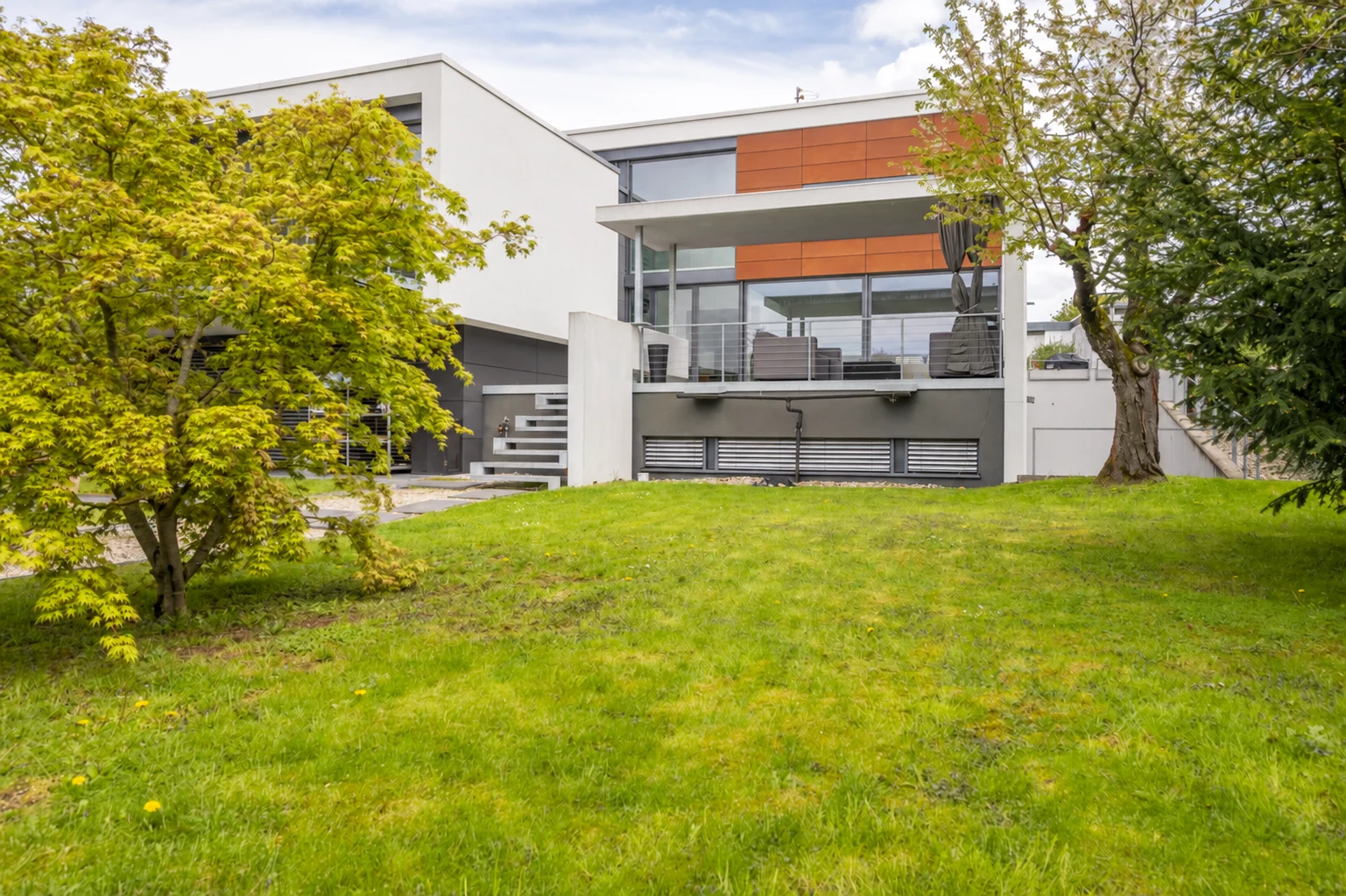 Moderne Villa mit großzügigem Garten und klarer Architektur